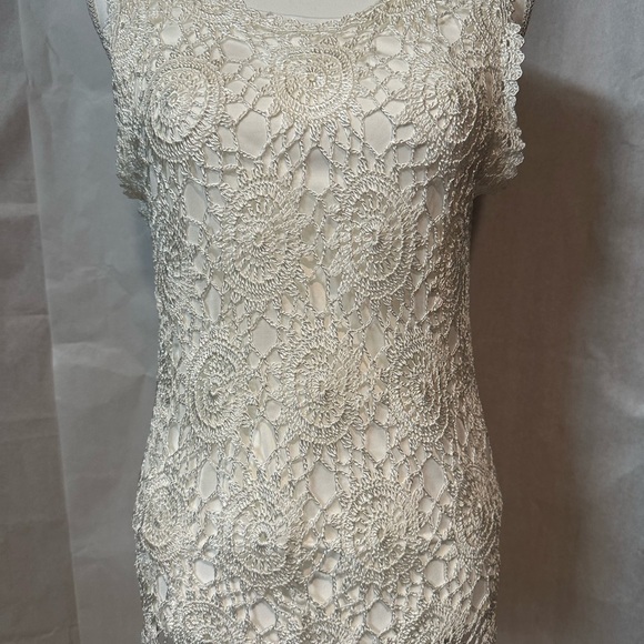 Elegant Lace Sleeveless Top - Picture 4 of 8